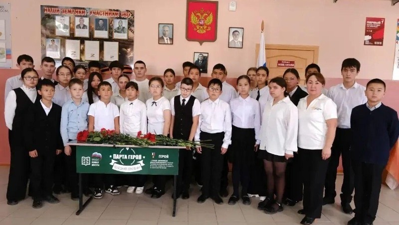 В красноярской школе открыли «Парту Героя»