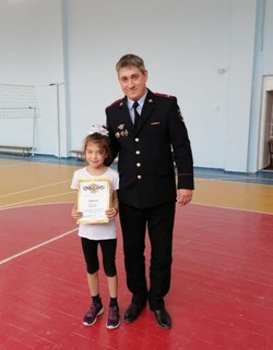 Красноярские школьники подарили полицейским рисунки