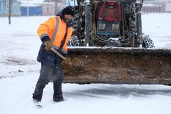 Красноярские коммунальщики очищают улицы райцентра от снега