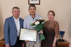 Глава Красноярского района поздравил директора МБУ «Земельные ресурсы» с юбилеем