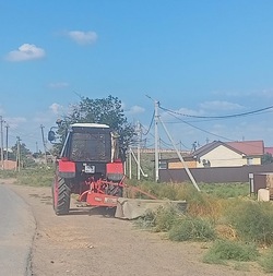 В красноярских сёлах рабочие скашивают сорную растительность