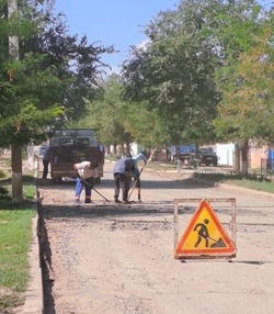 В красноярском селе ремонтируют центральную дорогу