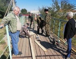 Красноярские казаки отремонтировали мост через реку Маячная