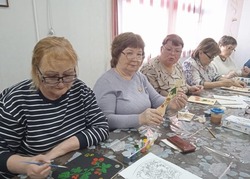 Красноярских пенсионеров научили росписи по дереву