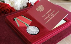 Семьям погибших красноярских бойцов передали госнаграды