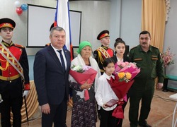 Матери и детям погибшего на Украине красноярца передали посмертную награду