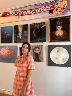 В Красном Яре открылась персональная выставка местной художницы