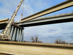 В Красноярском районе на мосту через реку Белый Ильмень установили пролёты
