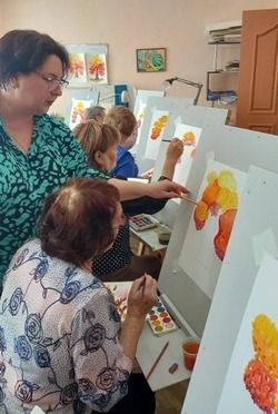 Для красноярских пенсионеров провели мастер-класс по живописи