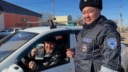 Красноярские полицейские поздравили водителей с государственным праздником