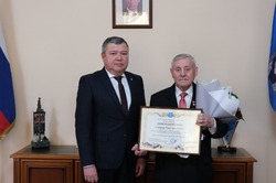 Глава Красноярского района поздравил председателя совета ветеранов с юбилеем