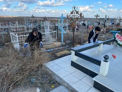 Красноярские волонтёры провели субботник на кладбище