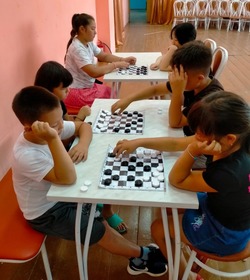 Красноярские дети сразились в шашечном турнире