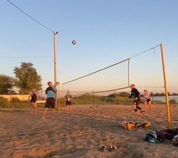 На красноярском пляже провели игру по волейболу