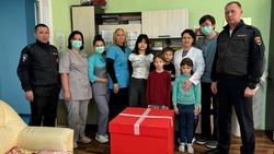 Красноярские полицейские поздравили пациентов онкодиспансера