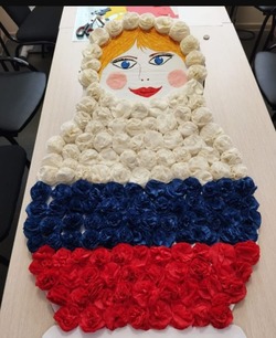Красноярские школьники собрали матрёшку в цветах триколора