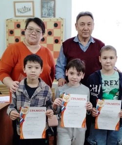 В Красноярском округе прошёл турнир по обратным шашкам