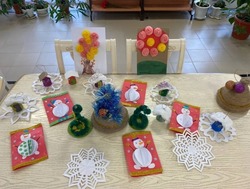 В красноярском сельском Доме культуры дети изготовили новогодние открытки