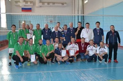 В Красноярской школе прошёл турнир по волейболу среди ветеранов спорта