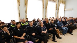 В красноярской администрации поздравили полицейских