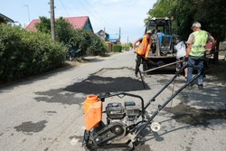 В Красном Яре провели очередной ямочный ремонт дорог