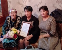 Жительницу красноярского посёлка поздравили с юбилеем