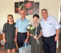 Ветерана труда из села Маячное поздравили с юбилеем