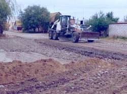 В Красноярском районе проводят работы по укреплению грунтовых дорог