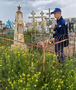 Красноярские студенты провели субботник на православном кладбище