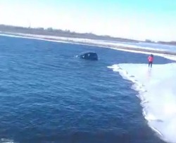 В Красноярском районе машина ушла под воду